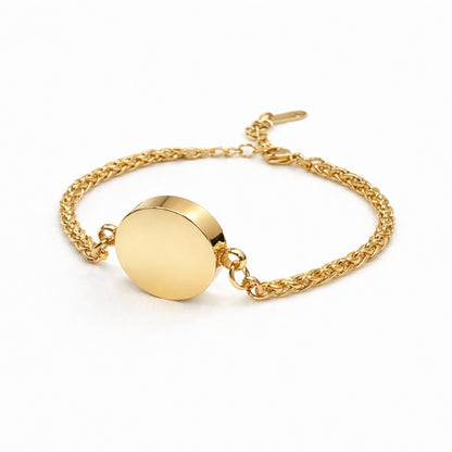 Vue 3/4 du bracelet cercle urne en acier inoxydable doré mettant en valeur son volume et son compartiment intégré