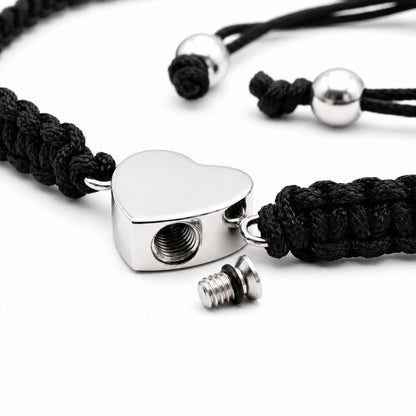 Détail du pendentif cœur argenté en acier inoxydable avec ouverture sécurisée du bracelet cœur relié