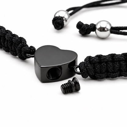 Détail du pendentif cœur noir en acier inoxydable avec ouverture sécurisée du bracelet cœur relié