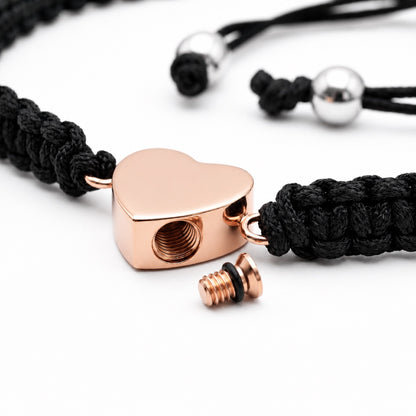 Détail du pendentif cœur rose en acier inoxydable avec ouverture sécurisée du bracelet cœur relié
