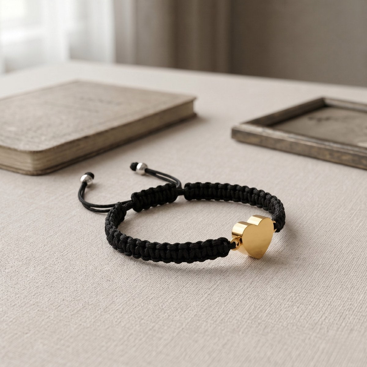 Bracelet cœur relié avec pendentif cœur doré présenté dans une ambiance intérieure élégante et minimaliste