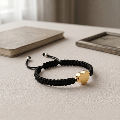 Bracelet cœur relié avec pendentif cœur doré présenté dans une ambiance intérieure élégante et minimaliste
