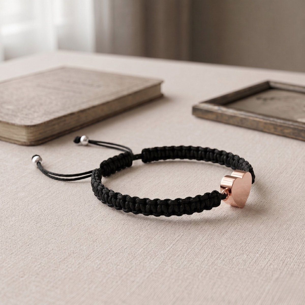 Bracelet cœur relié avec pendentif cœur rose présenté dans une ambiance intérieure élégante et minimaliste