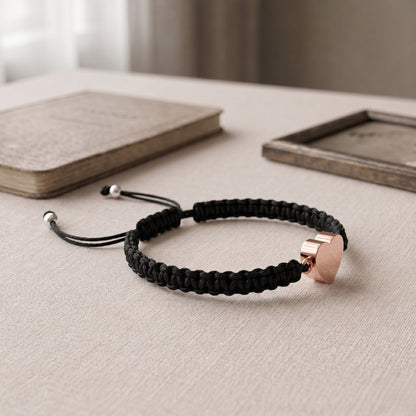 Bracelet cœur relié avec pendentif cœur rose présenté dans une ambiance intérieure élégante et minimaliste