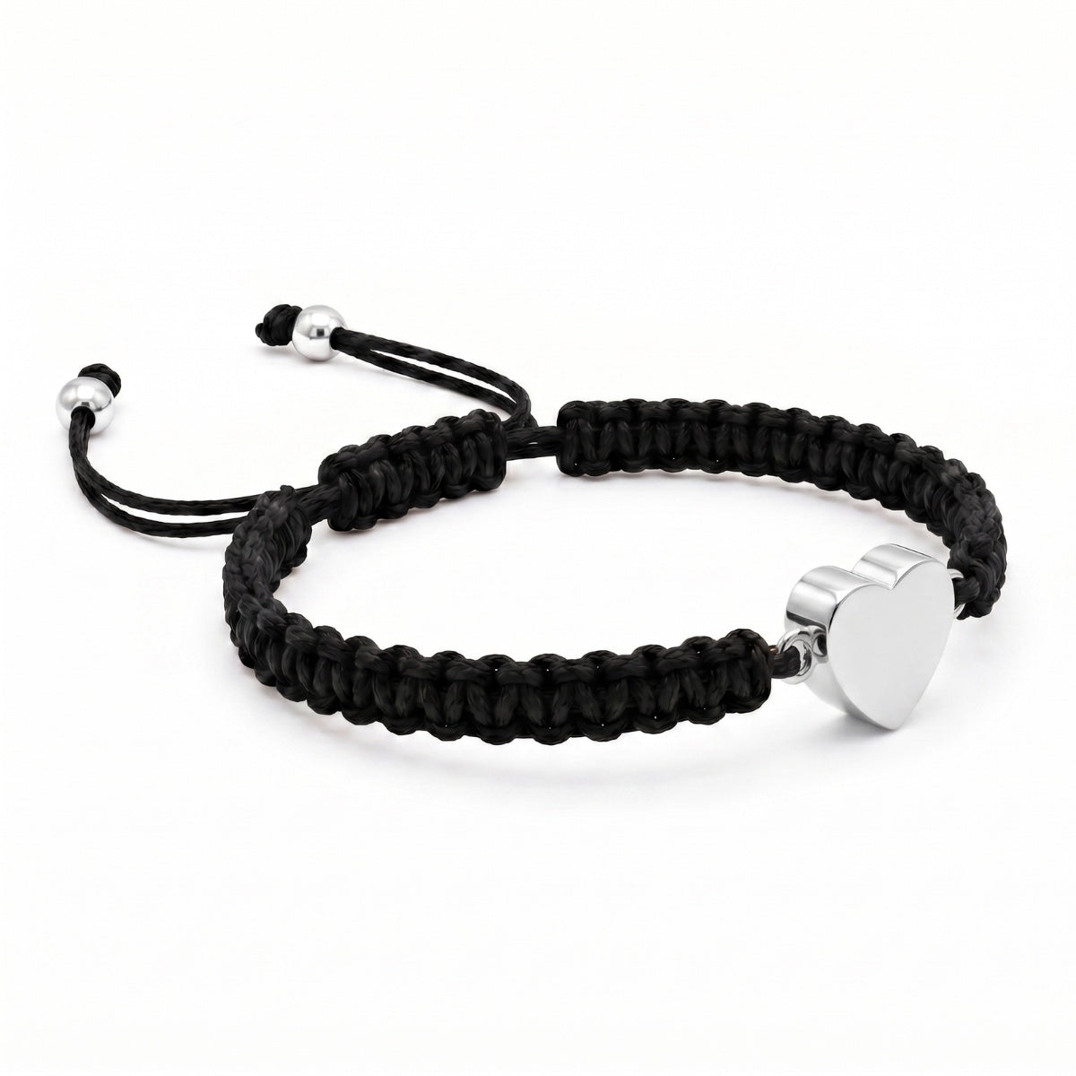 Vue 3/4 du bracelet cœur relié avec pendentif cœur argenté et cordon tressé ajustable