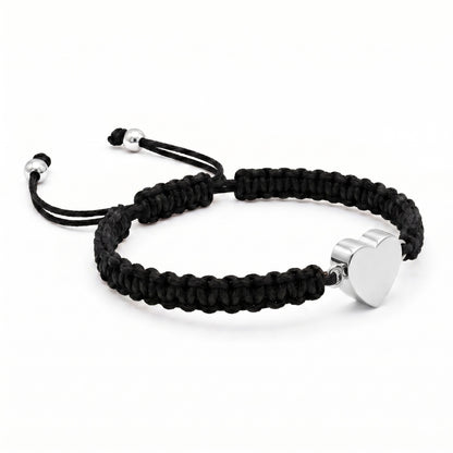 Vue 3/4 du bracelet cœur relié avec pendentif cœur argenté et cordon tressé ajustable