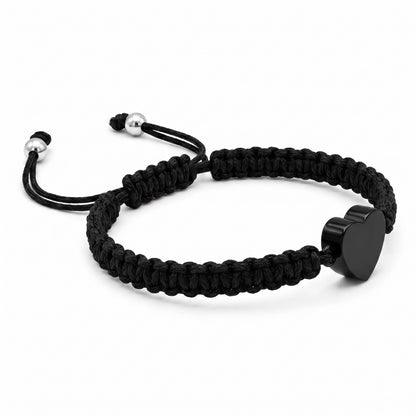 Vue 3/4 du bracelet cœur relié avec pendentif cœur noir et cordon tressé ajustable