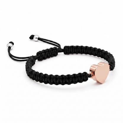 Vue 3/4 du bracelet cœur relié avec pendentif cœur rose et cordon tressé ajustable