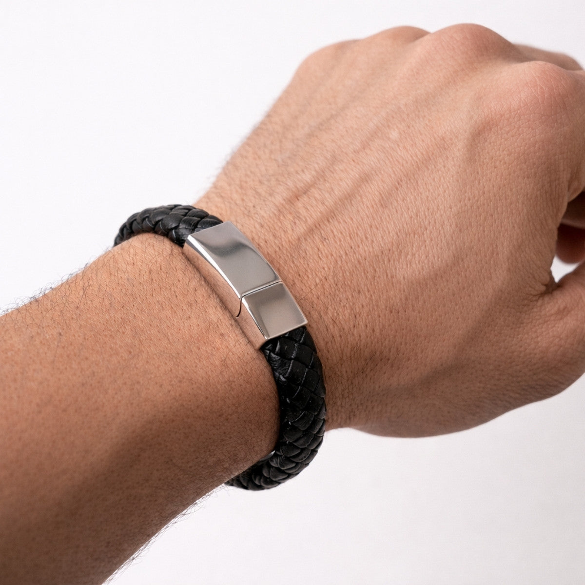 Bracelet en cuir tressé et acier argenté porté au poignet – bijou discret et symbolique Mementery