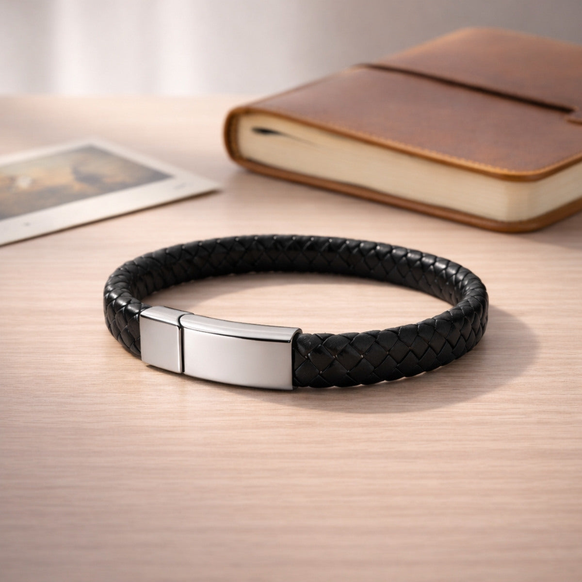 Bracelet en cuir et acier inoxydable argenté dans une ambiance élégante et minimaliste