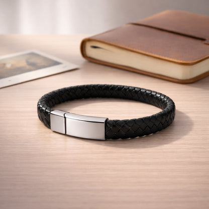 Bracelet en cuir et acier inoxydable argenté dans une ambiance élégante et minimaliste