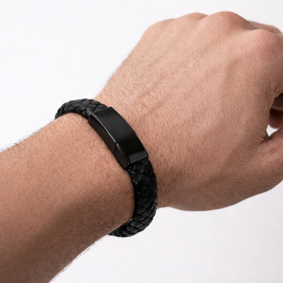 Bracelet en cuir tressé noir porté au poignet – bijou discret et symbolique Mementery