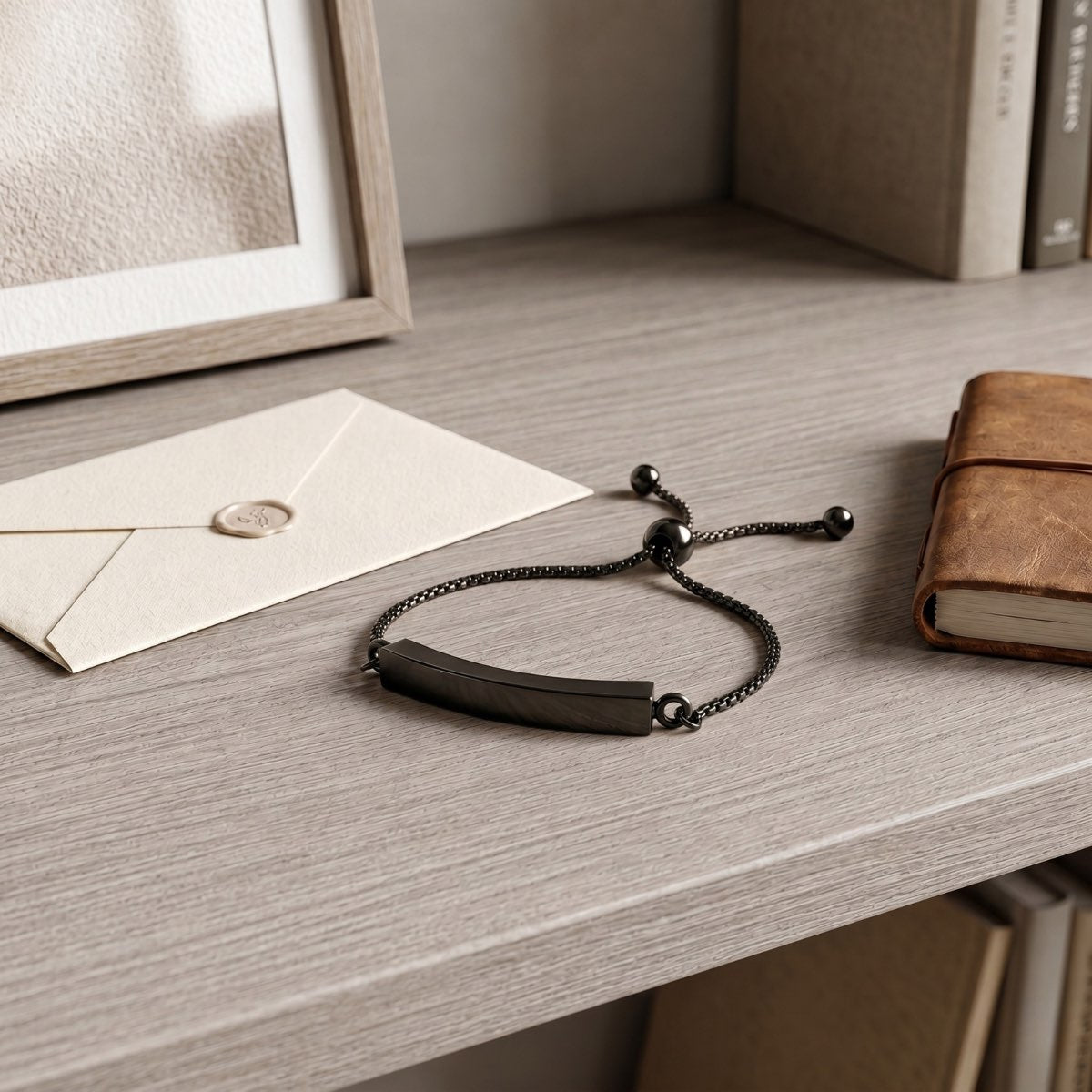 Bracelet Lien Éternel en acier inoxydable noir dans une ambiance élégante et minimaliste