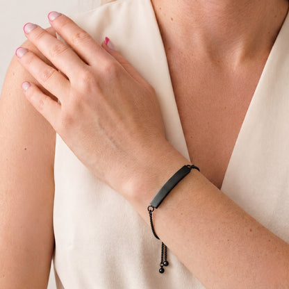 Bracelet Lien Éternel noir au poignet – bijou symbolique discret Mementery