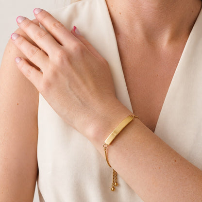 Bracelet Lien Éternel doré au poignet – bijou symbolique discret Mementery