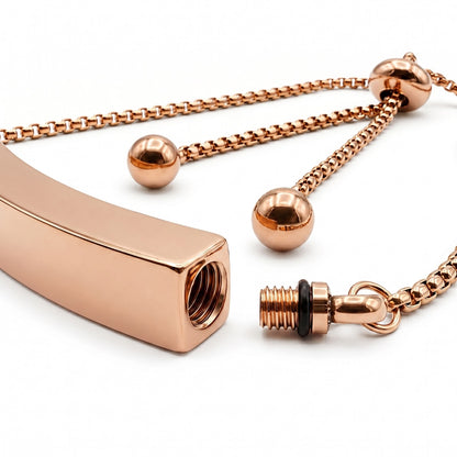 Détail du compartiment sécurisé intégré dans la barre du bracelet Lien Éternel en acier inoxydable rose