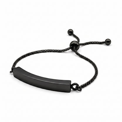 Vue 3/4 du bracelet Lien Éternel urne en acier inoxydable noir mettant en valeur sa barre minimaliste et son compartiment intégré