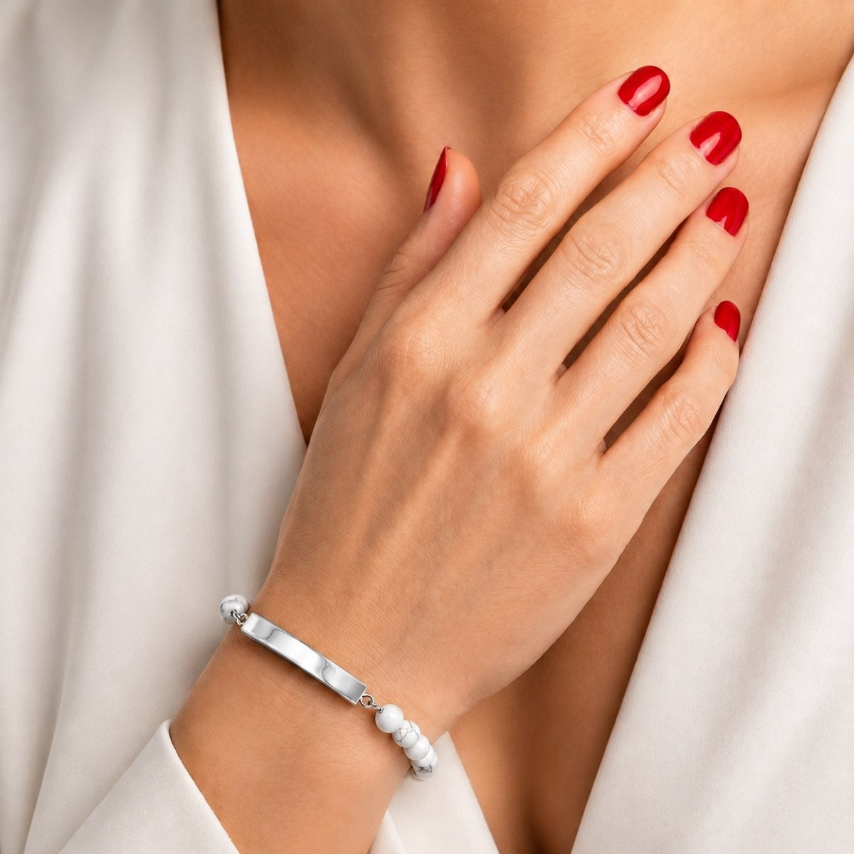 Bracelet pierre du souvenir blanc metal-gris porté au poignet dans un style élégant et discret