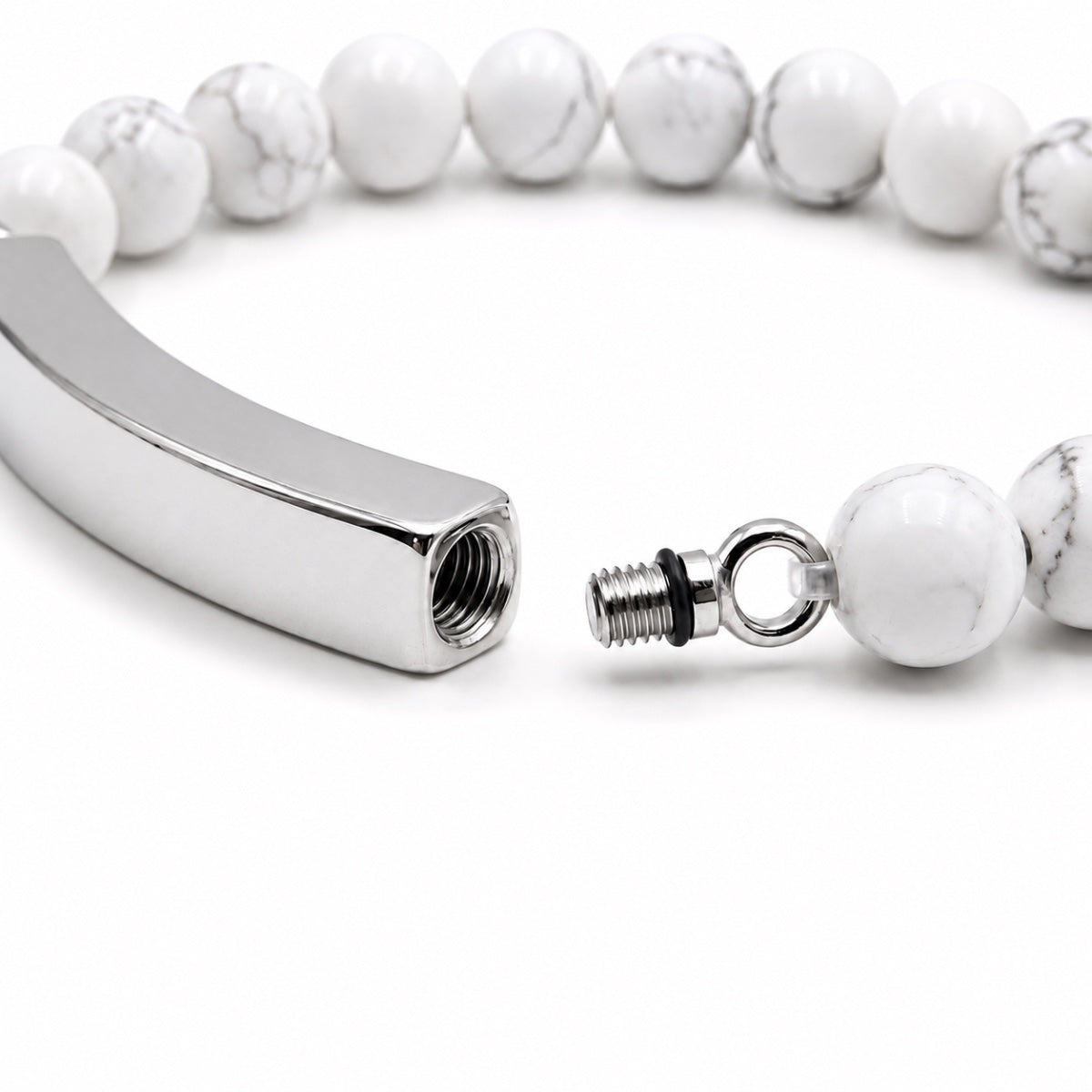 Détail de la barre en acier inoxydable du bracelet pierre du souvenir blanc metal-gris avec système d’ouverture sécurisé