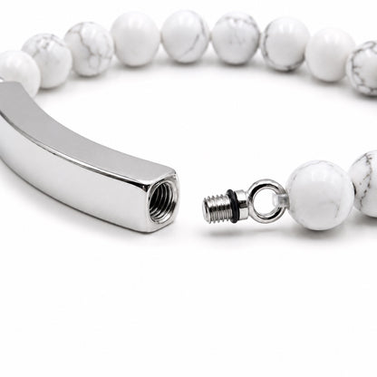 Détail de la barre en acier inoxydable du bracelet pierre du souvenir blanc metal-gris avec système d’ouverture sécurisé