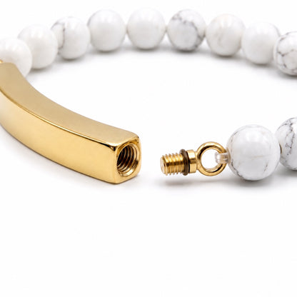 Détail de la barre en acier inoxydable du bracelet pierre du souvenir blanc metal-jaune avec système d’ouverture sécurisé