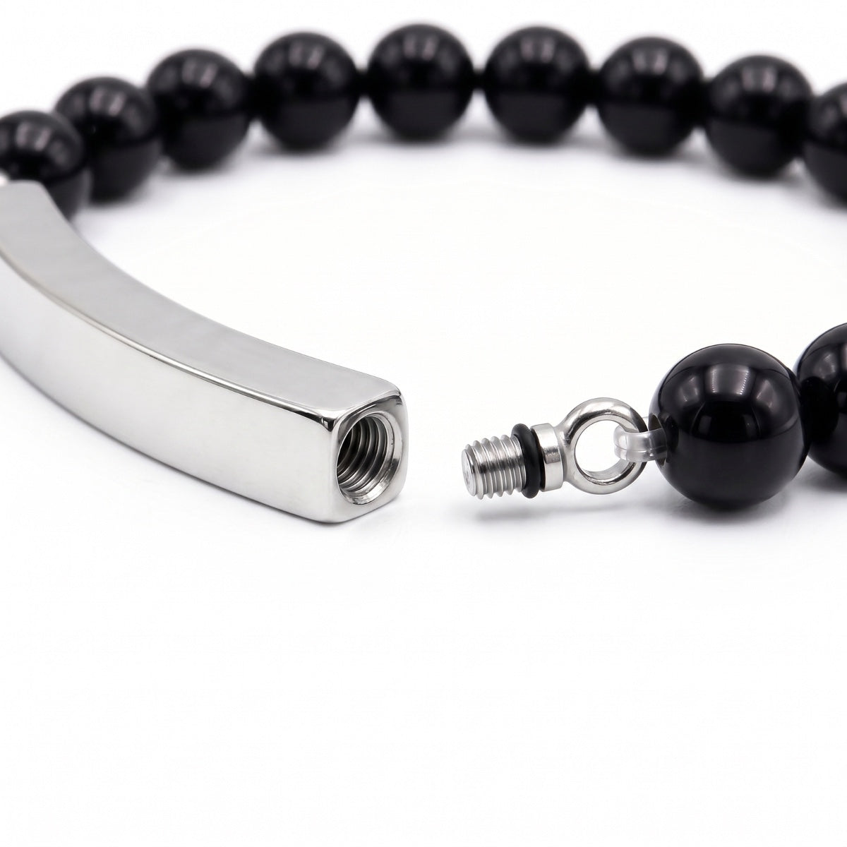 Détail de la barre en acier inoxydable bracelet pierre du souvenir noir metal-gris avec système d’ouverture sécurisé