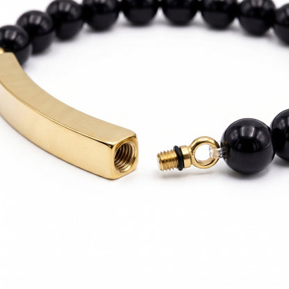 Détail de la barre en acier inoxydable du bracelet pierre du souvenir noir metal-jaune avec système d’ouverture sécurisé