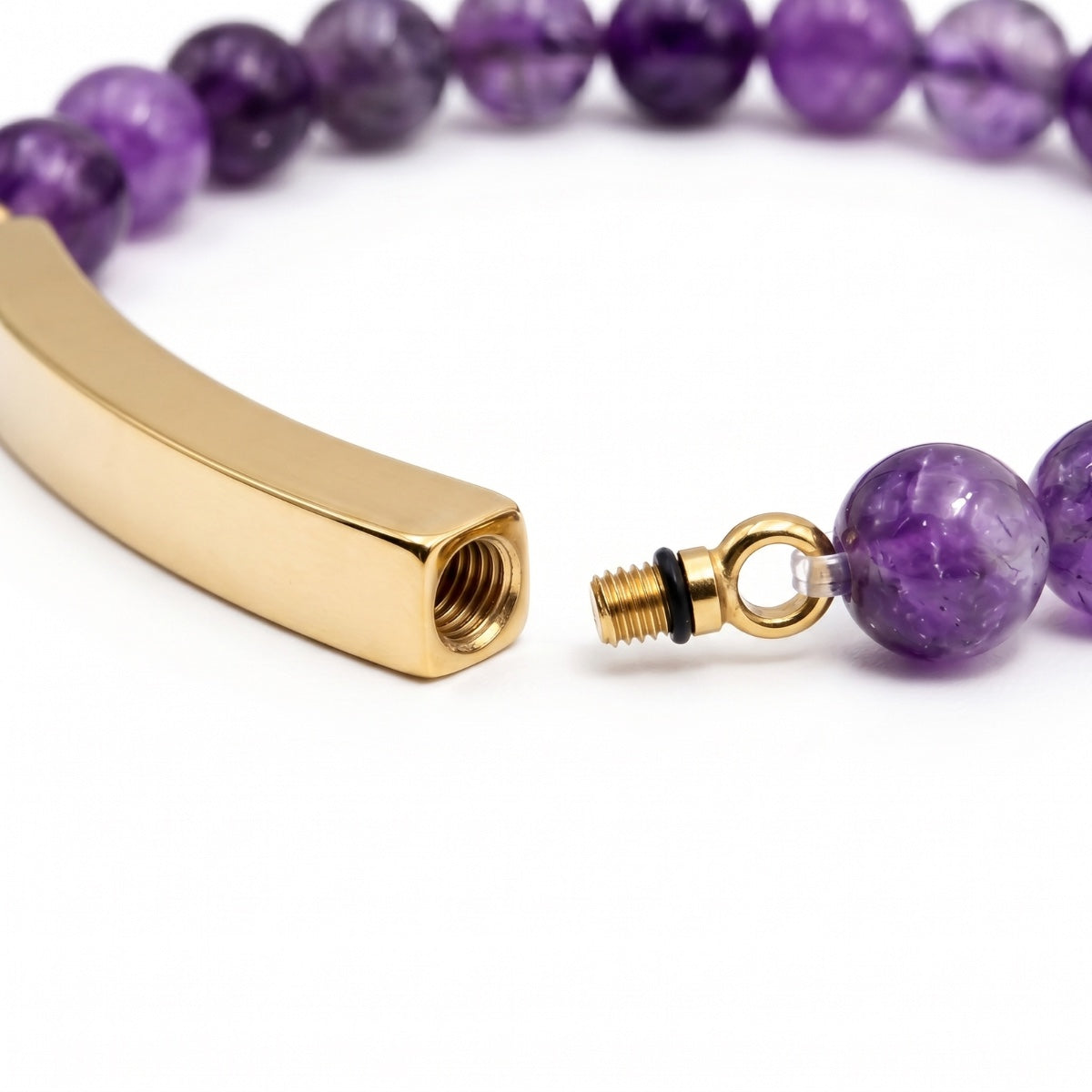 Détail de la barre en acier inoxydable du bracelet pierre du souvenir violet metal-jaune avec système d’ouverture sécurisé