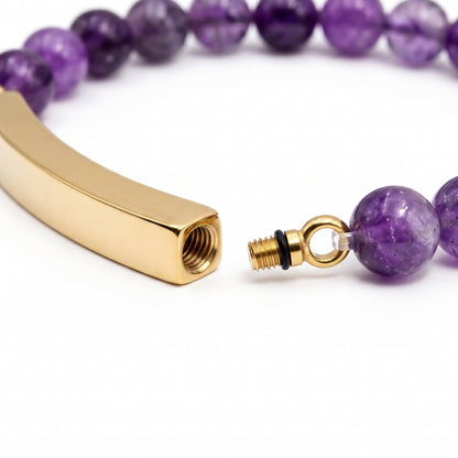 Détail de la barre en acier inoxydable du bracelet pierre du souvenir violet metal-jaune avec système d’ouverture sécurisé