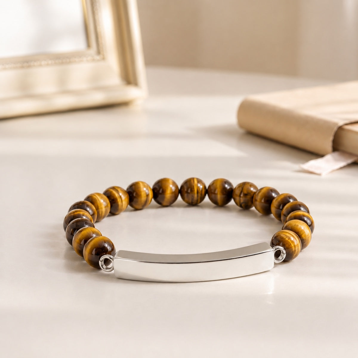 Bracelet pierre du souvenir marron metal-gris avec perles effet pierre marron et barre présenté dans une ambiance intérieure raffinée