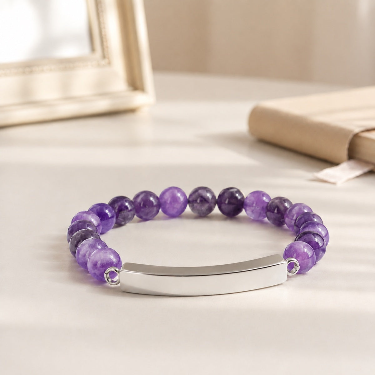 Bracelet pierre du souvenir violet metal-gris avec perles effet pierre violette et barre présenté dans une ambiance intérieure raffinée