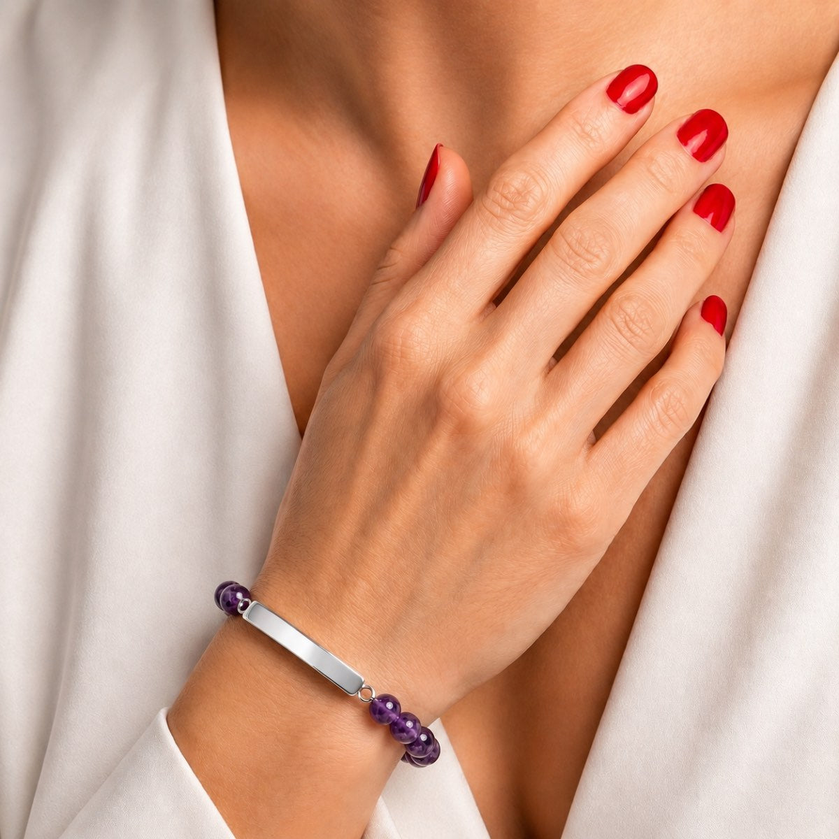 Bracelet pierre du souvenir violet metal-gris avec barre porté au poignet dans un style élégant et discret