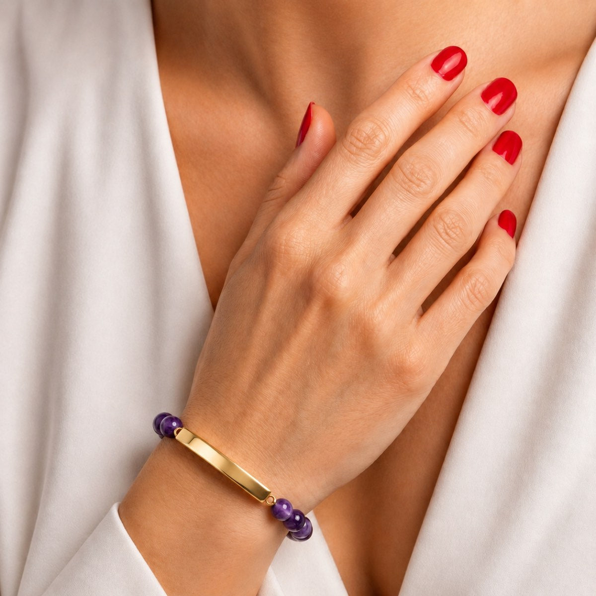 Bracelet pierre du souvenir violet metal-jaune avec barre porté au poignet dans un style élégant et discret