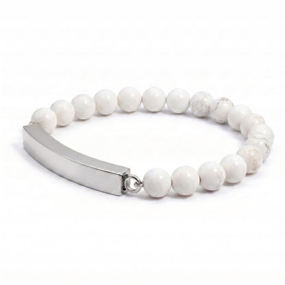 Vue 3/4 du bracelet pierre du souvenir blanc metal-gris avec perles effet marbre blanc et barre