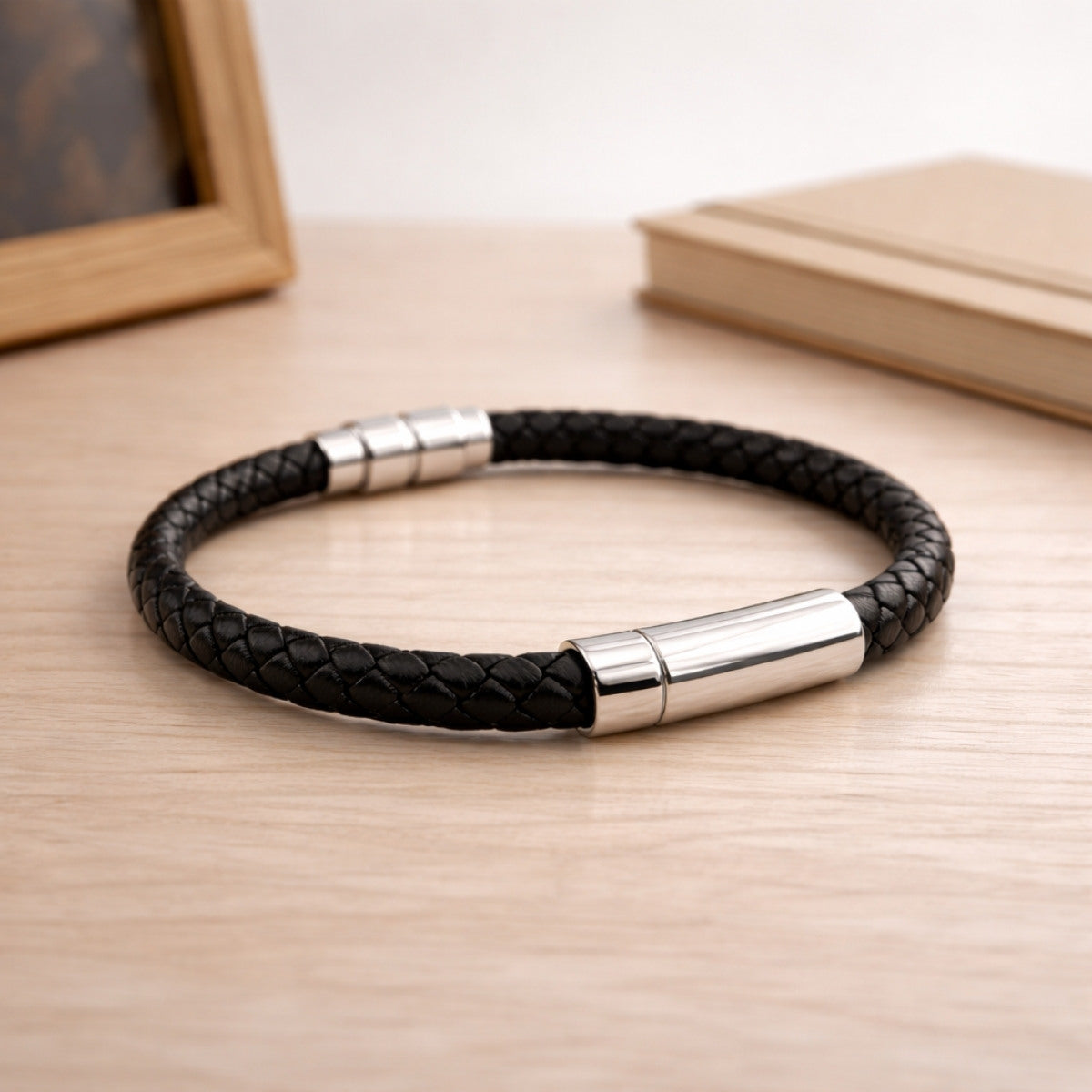 Bracelet Présence en cuir noir et acier inoxydable argenté dans une ambiance élégante et minimaliste