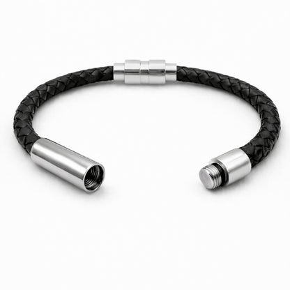 Détail du compartiment sécurisé dans le cylindre en acier inoxydable argenté du bracelet Présence