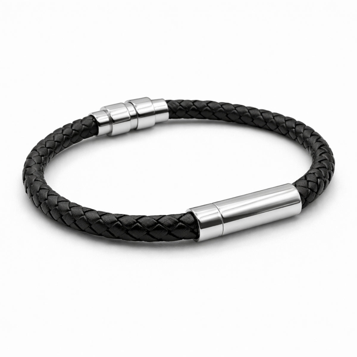 Vue 3/4 du bracelet Présence urne en cuir noir et acier inoxydable argenté mettant en valeur son cylindre et son compartiment intégré