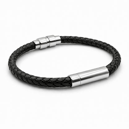 Vue 3/4 du bracelet Présence urne en cuir noir et acier inoxydable argenté mettant en valeur son cylindre et son compartiment intégré