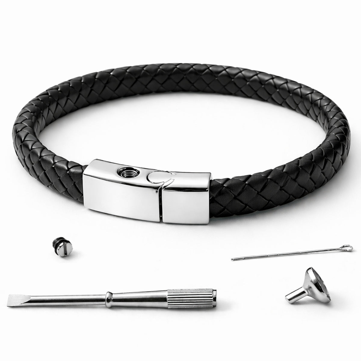 Détail du compartiment sécurisé et du système de fermeture du bracelet urne en acier inoxydable argenté