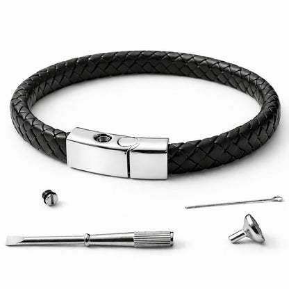 Détail du compartiment sécurisé et du système de fermeture du bracelet urne en acier inoxydable argenté