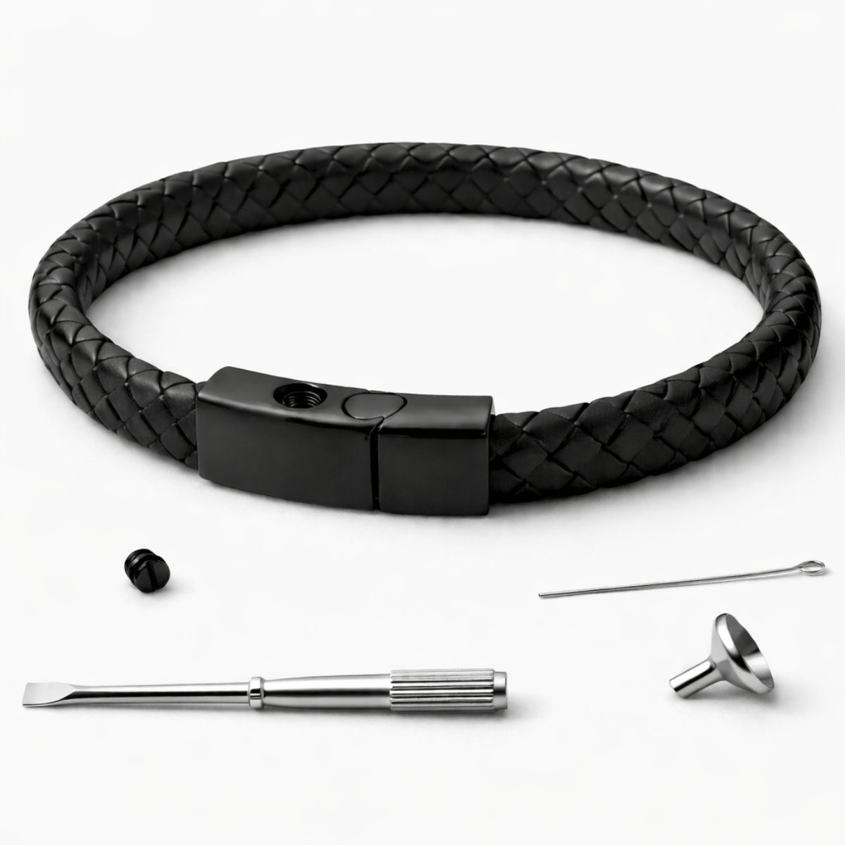 Détail du compartiment sécurisé et du système de fermeture du bracelet urne en acier inoxydable noir