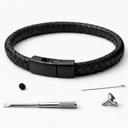 Détail du compartiment sécurisé et du système de fermeture du bracelet urne en acier inoxydable noir