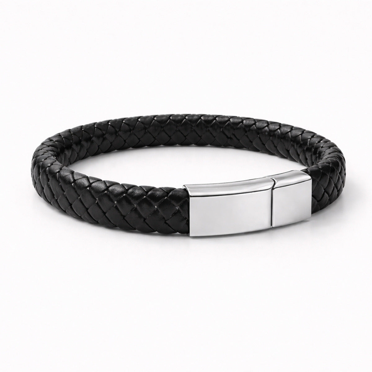 Vue 3/4 du bracelet urne en cuir tressé et acier inoxydable argenté mettant en valeur son volume et son fermoir intégré