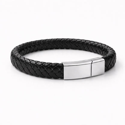 Vue 3/4 du bracelet urne en cuir tressé et acier inoxydable argenté mettant en valeur son volume et son fermoir intégré