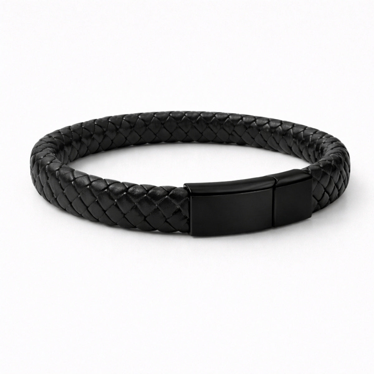 Vue 3/4 du bracelet urne en cuir tressé noir et acier inoxydable noir mettant en valeur son volume et son fermoir intégré