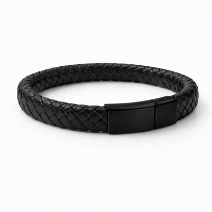 Vue 3/4 du bracelet urne en cuir tressé noir et acier inoxydable noir mettant en valeur son volume et son fermoir intégré