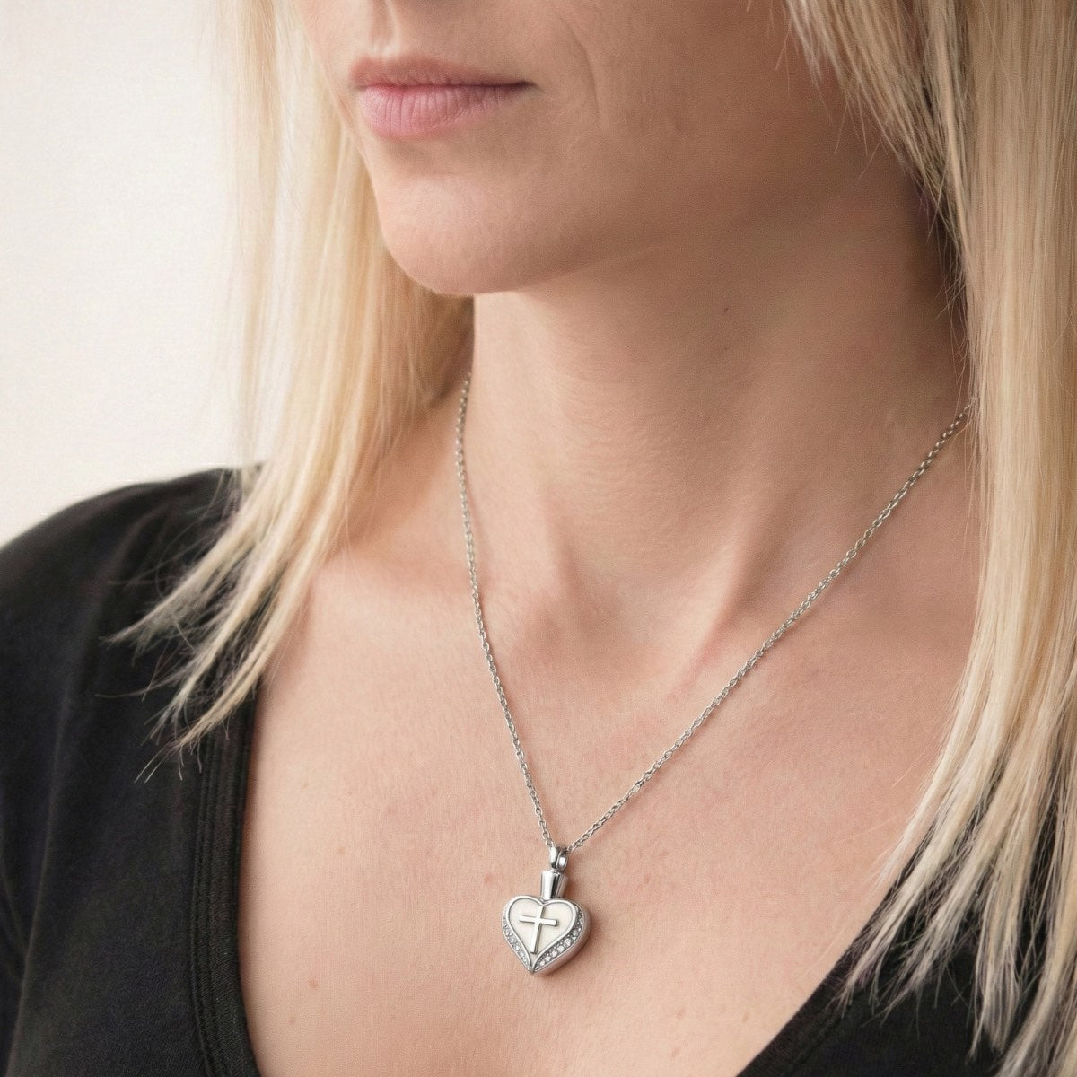 Cœur Croix du Souvenir urne argenté au cou, bijou discret symbole d’attachement et de mémoire