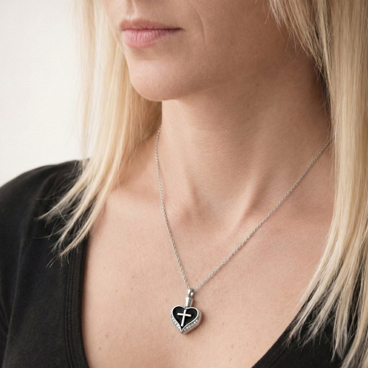 Cœur Croix du Souvenir urne noir au cou, bijou discret symbole d’attachement et de mémoire