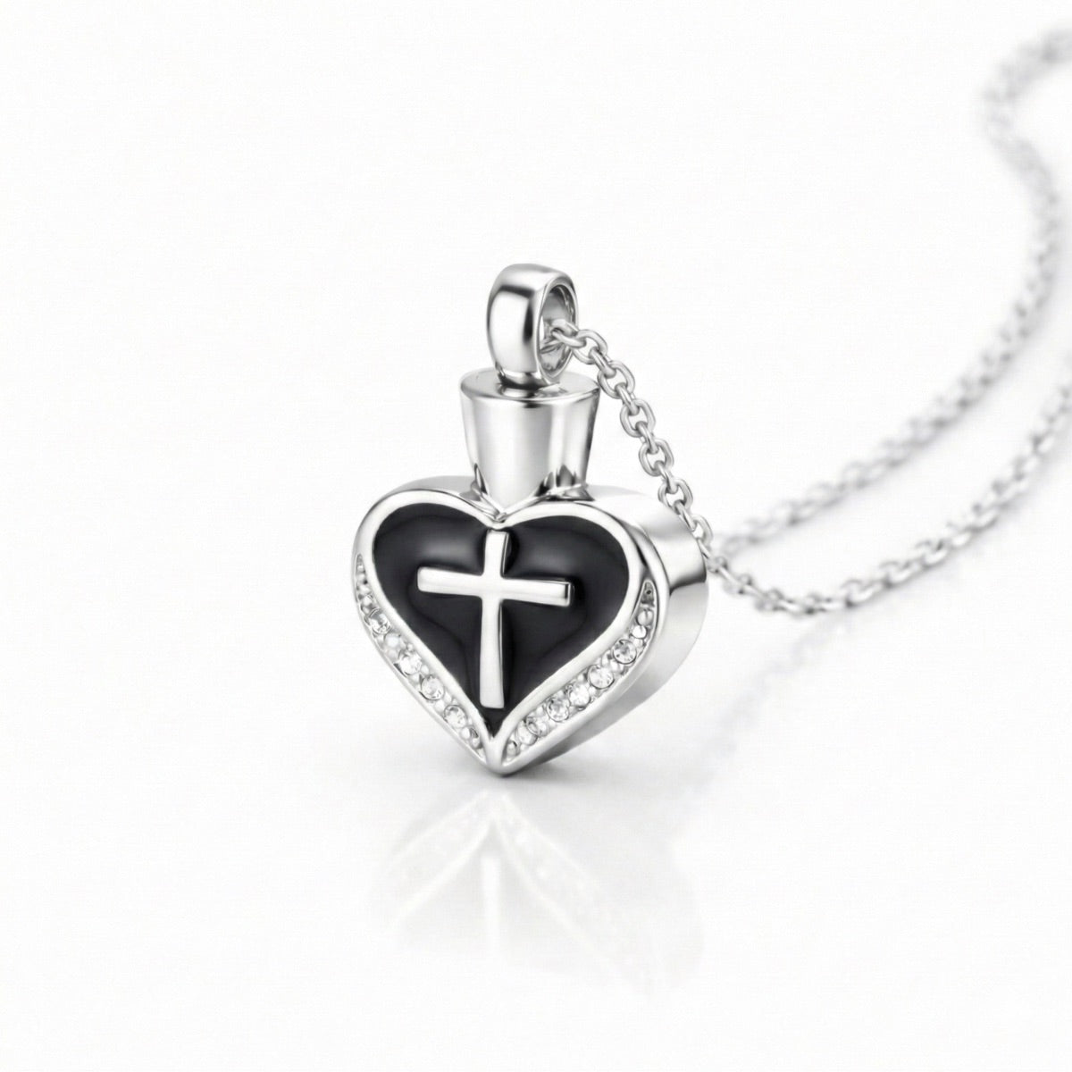 Vue 3/4 du Cœur Croix du Souvenir urne noir avec design cœur et croix et finition lisse