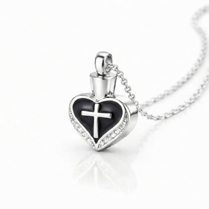 Vue 3/4 du Cœur Croix du Souvenir urne noir avec design cœur et croix et finition lisse